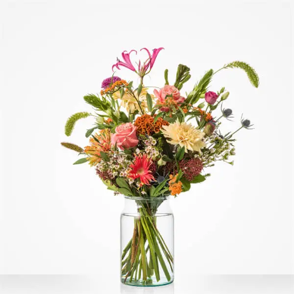 Kleurrijk veldboeket in glazen vaas