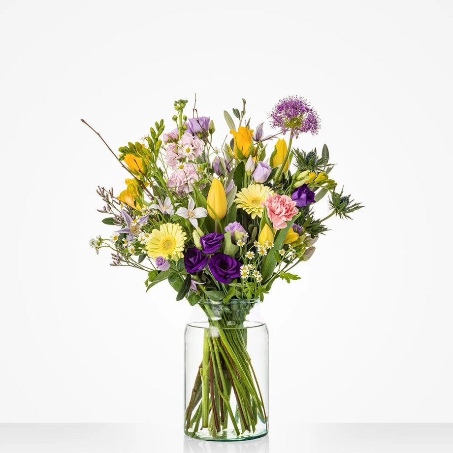Vrolijk voorjaarsboeket met tulpen, lisianthus en gerbera’s in zachte kleuren