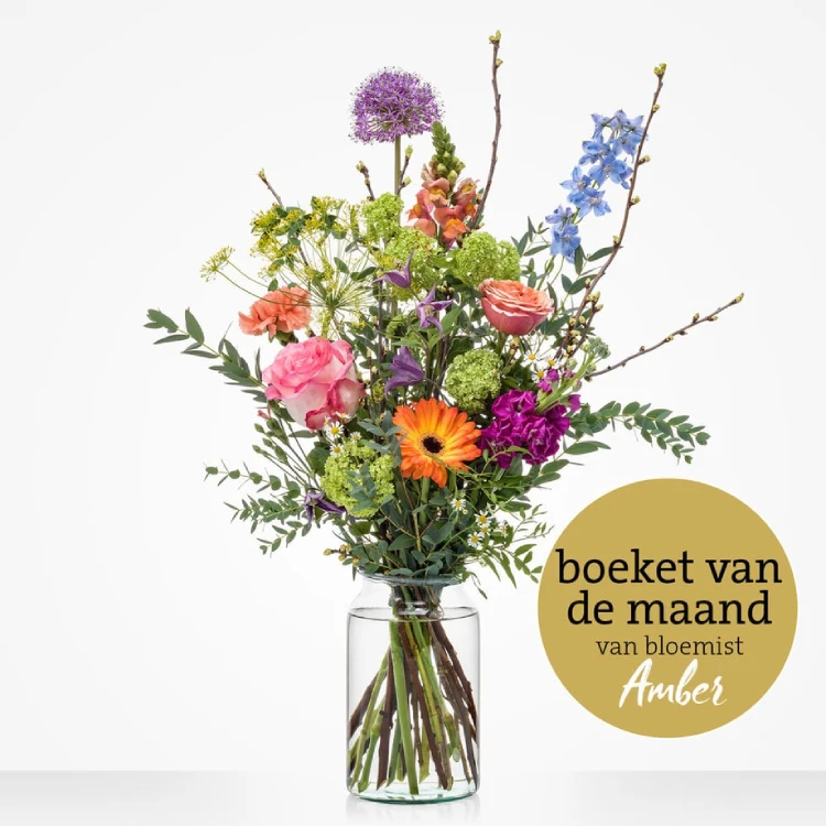 Boeket van de maand april met rozen, gerbera, allium en lentebloemen in frisse voorjaarskleuren