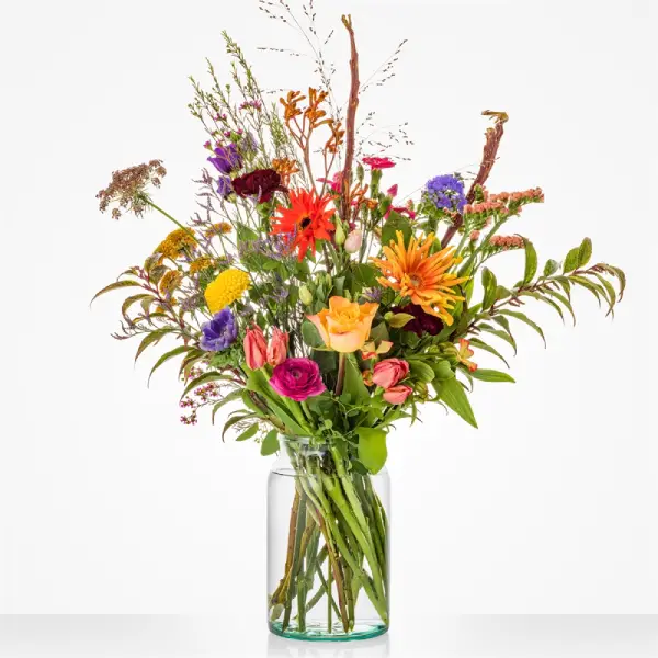 Wild en kleurrijk plukboeket met oranje en roze accenten