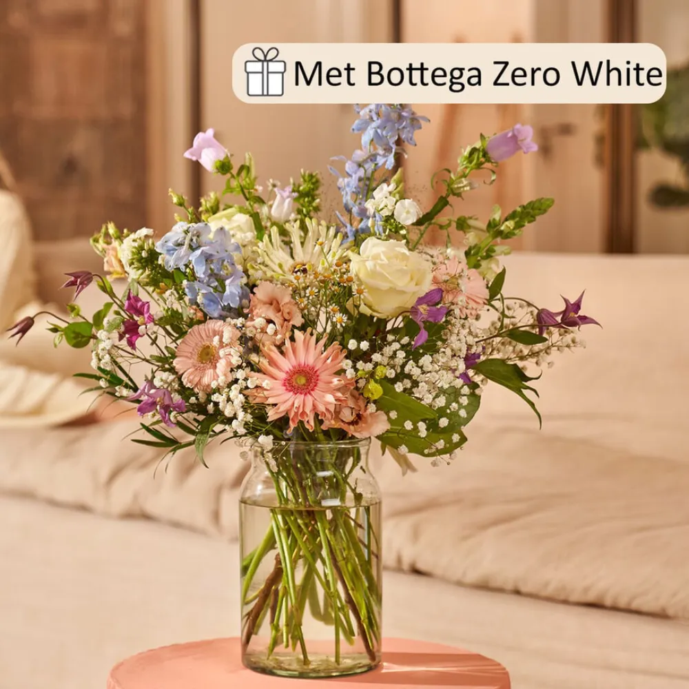 Vrolijk boeket in pasteltinten in huiselijke omgeving