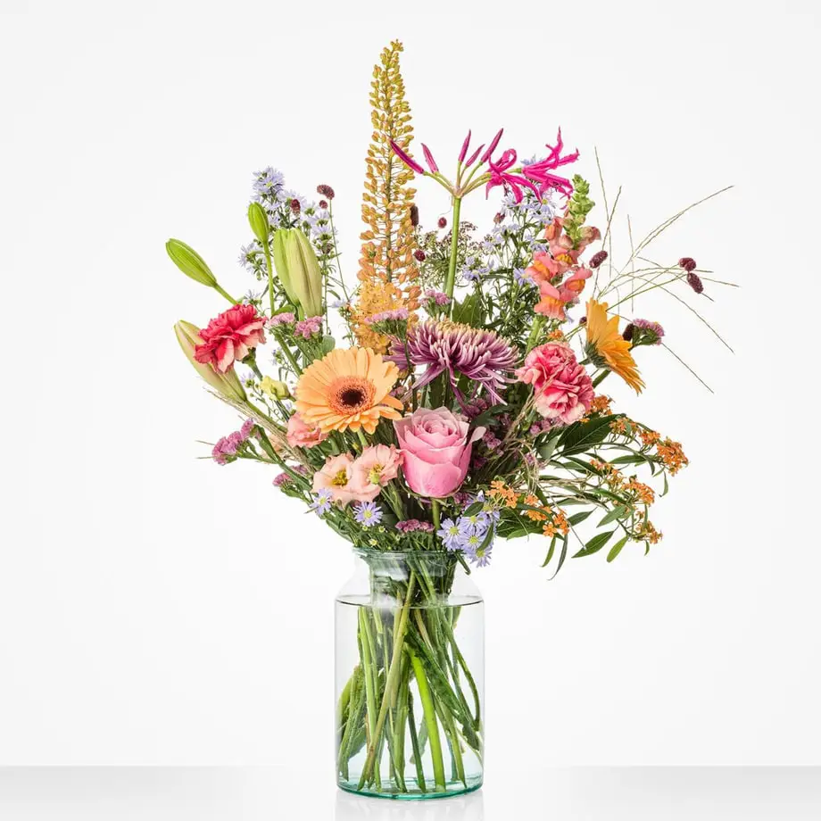 Speels plukboeket met gerbera, roos en seizoensgroen