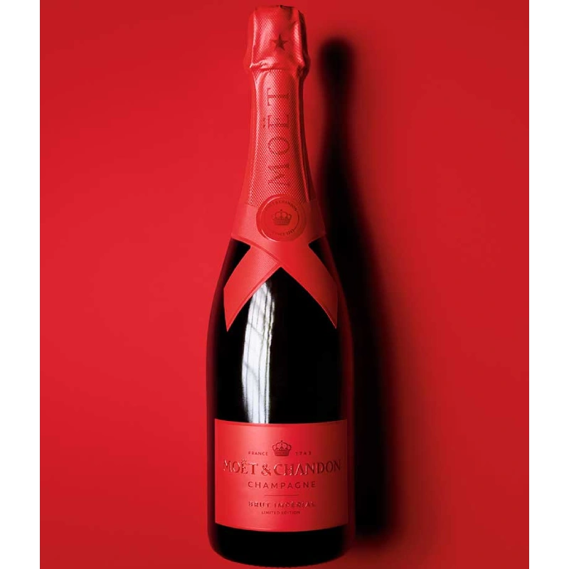 Limited edition Moët & Chandon RED champagnefles op rode achtergrond