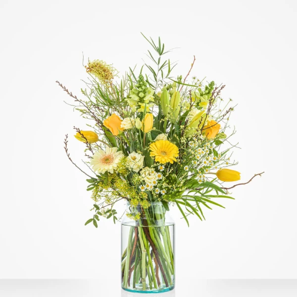 Fris paasboeket met tulpen, gerbera’s en kamille in gele tinten