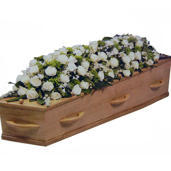 Kistbedekking witte Rozen en andere bloemen