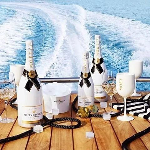 Moët & Chandon Ice Impérial champagneflessen geserveerd op een jacht met ijs en champagneglazen