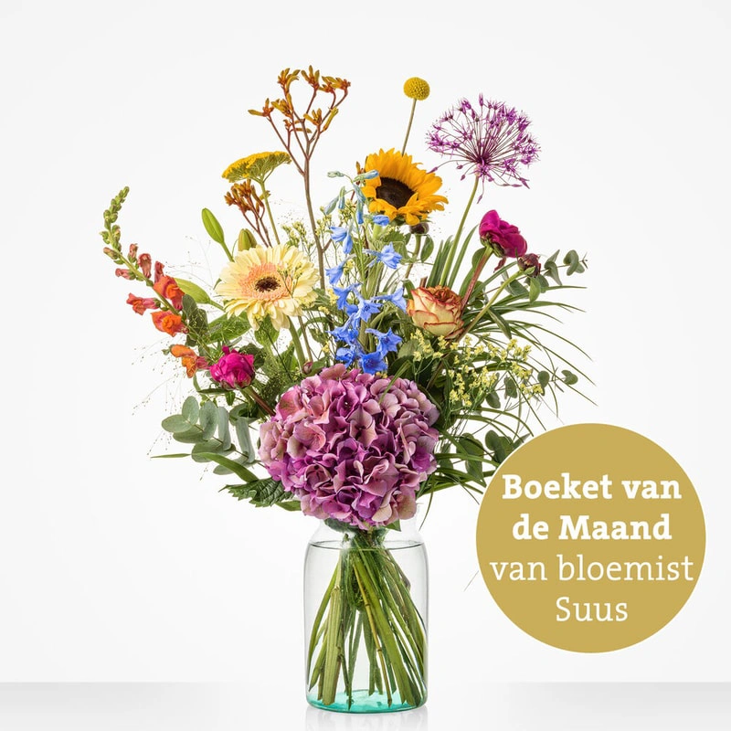maandboeket juni met bloemen als zonnebloem, delphinium, gerbera, rozen