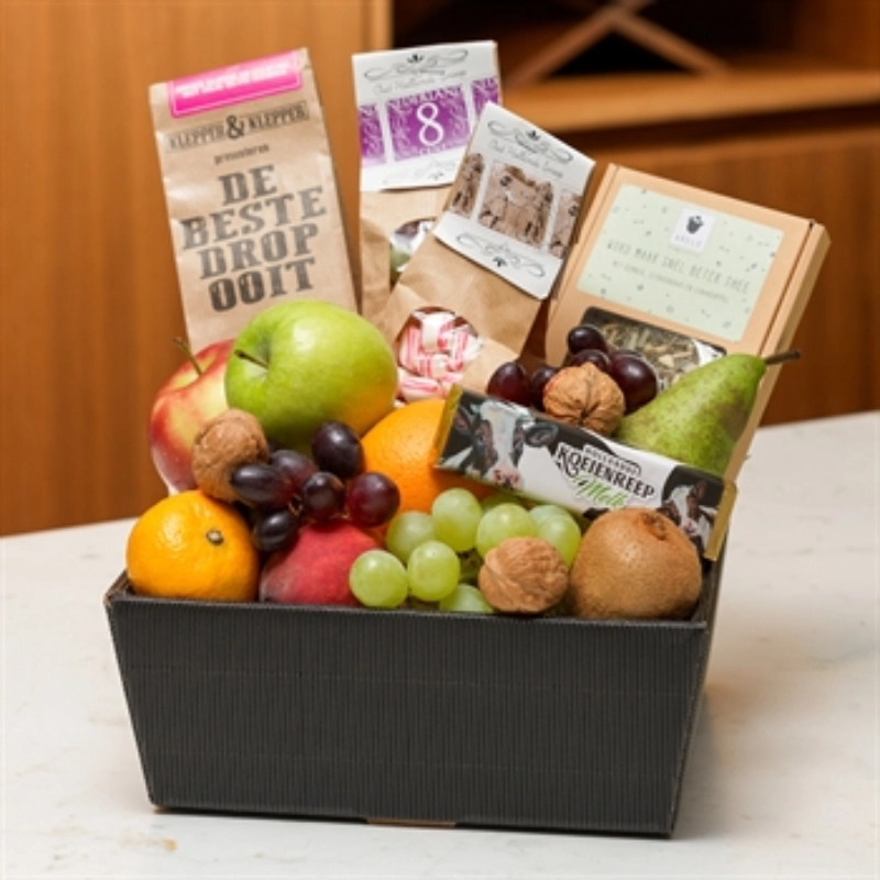 Royale fruitmand met extra lekkernijen als drop en chocolade