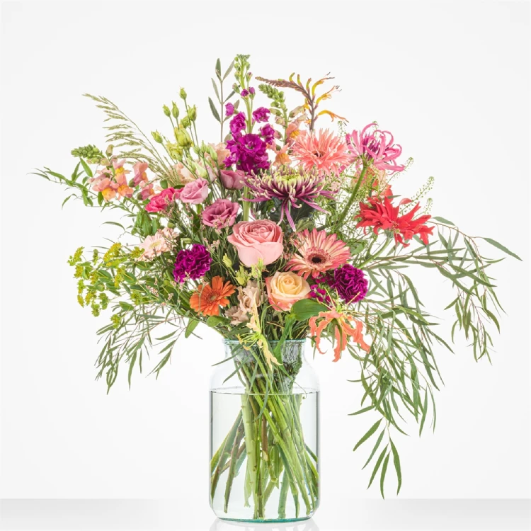 **Alt-tag:** Veldboeket met rozen, gerbera, chrysanten en speelse oranje en roze bloemen in glazen vaas