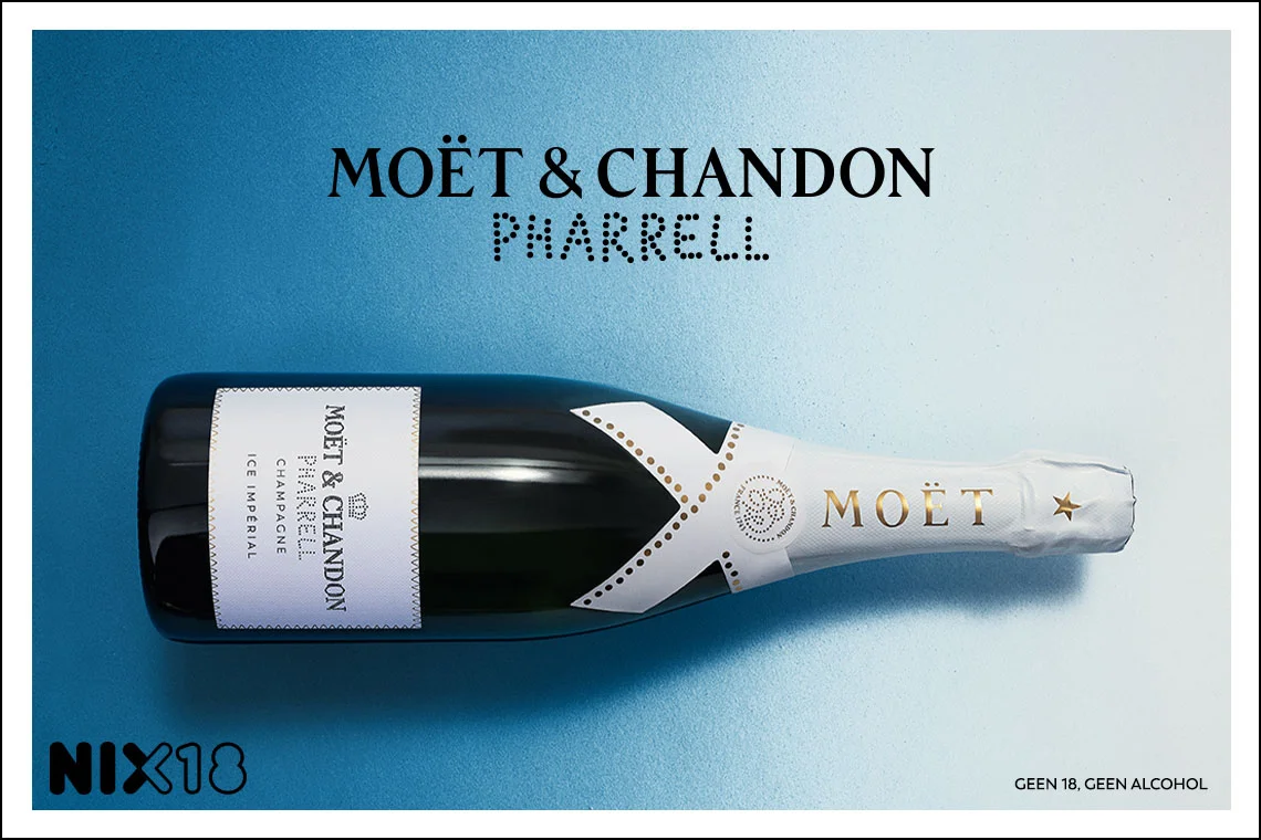 Moët & Chandon Ice Impérial Pharrell Williams fles op blauwe achtergrond 