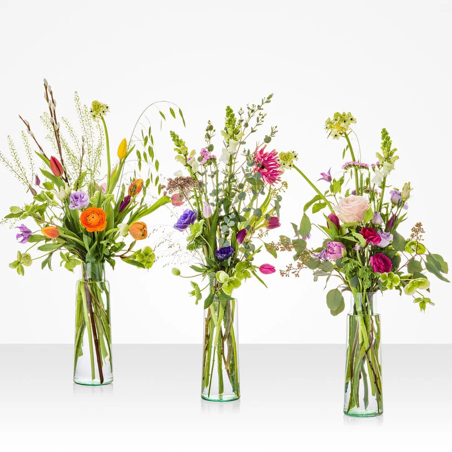 Drie voorjaarsboeketten met vrolijke plukboeketten als voorbeeld