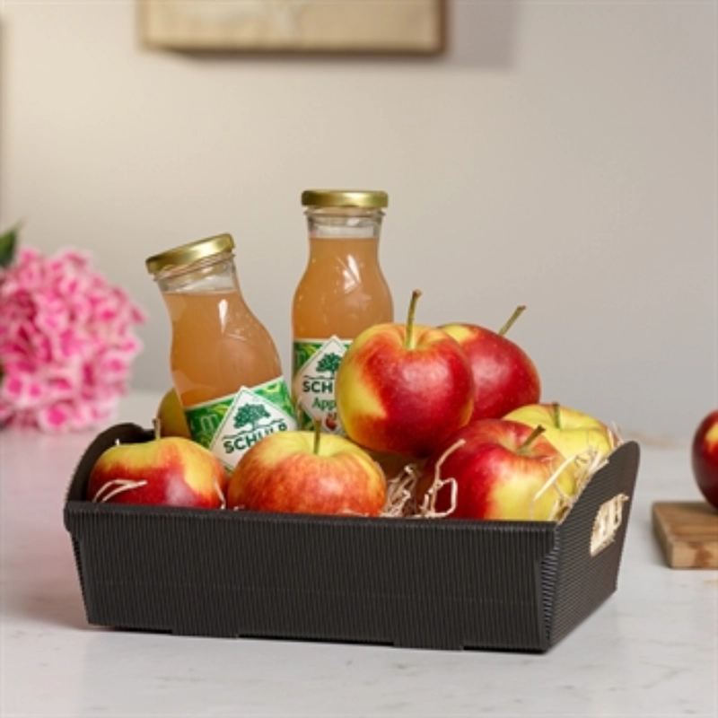 Fruitmand met verse appels en appelsap