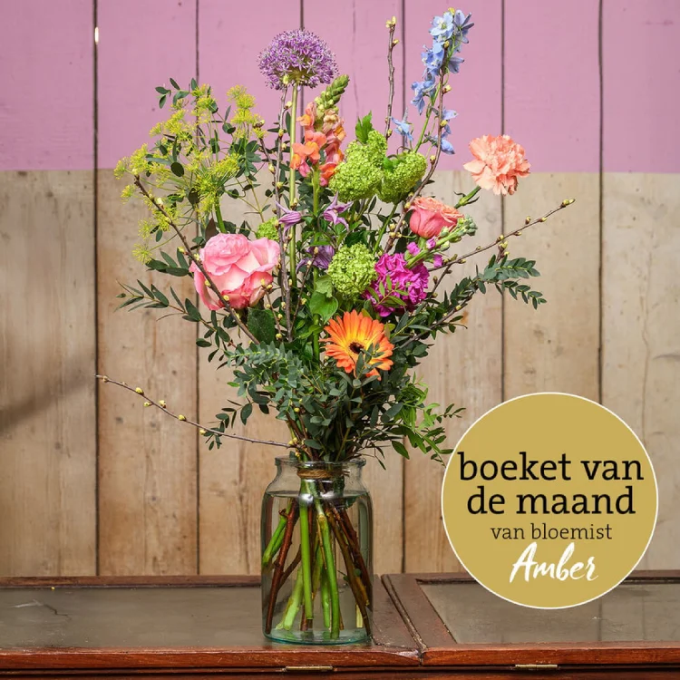 Sfeerfoto van boeket met rozen, gerbera, allium en lentebloemen in frisse voorjaarskleuren