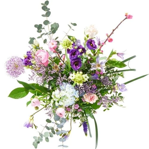 Bovenaanzicht voorjaarsboeket met ranonkels, lisianthus en veldbloemen in zachte pasteltinten