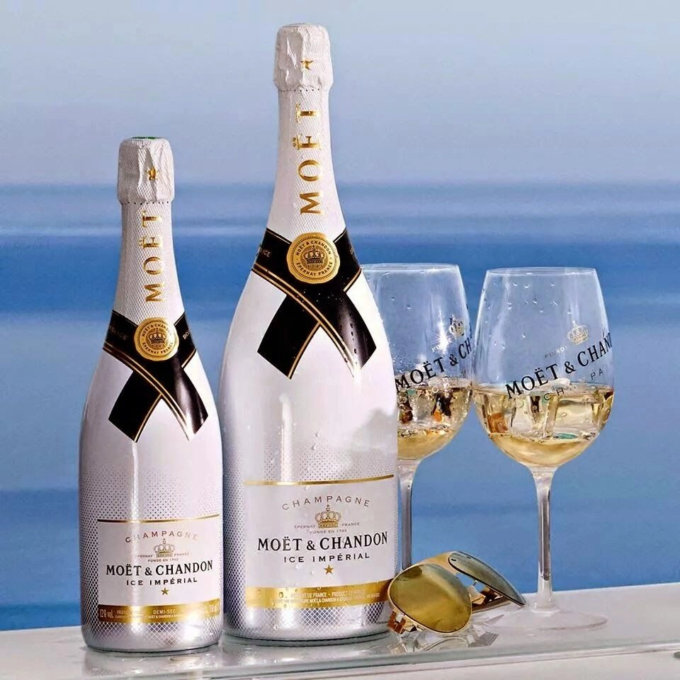 Moët & Chandon Ice Impérial Magnum met champagneglazen aan zee