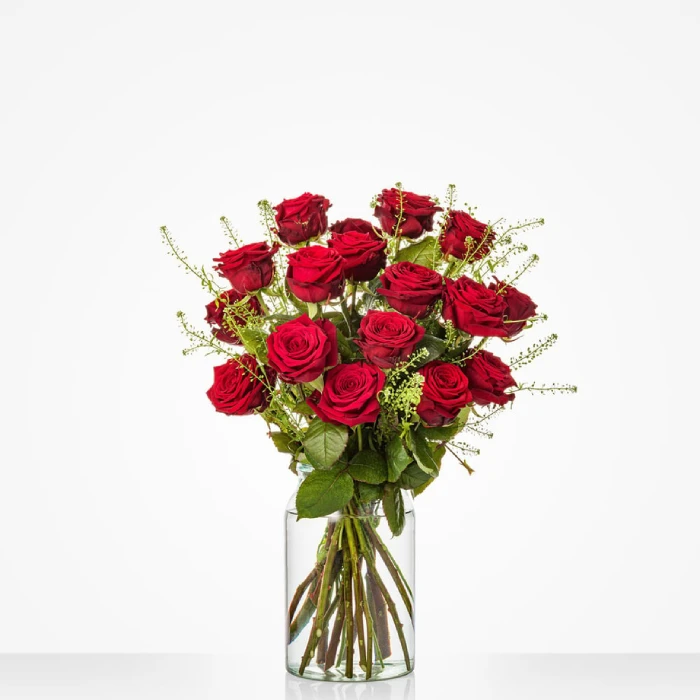 Boeket met rode rozen in glazen vaas