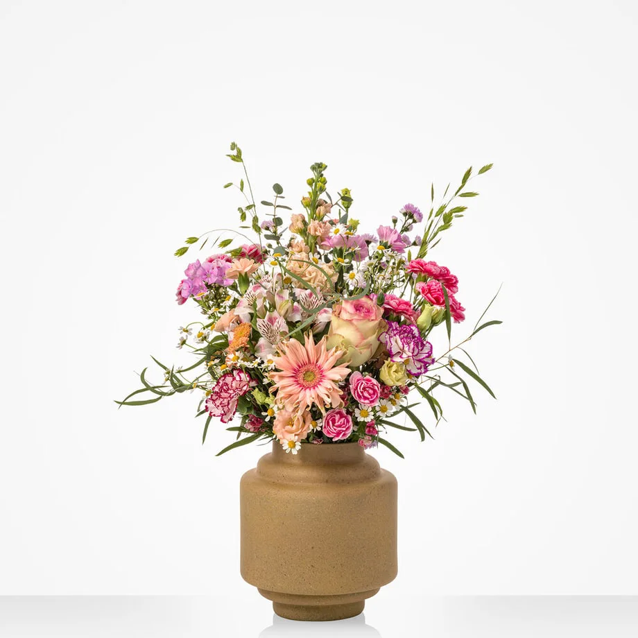 Boeket met gerbera, rozen, anjers, kamille en alstroemeria in een keramieken vaas