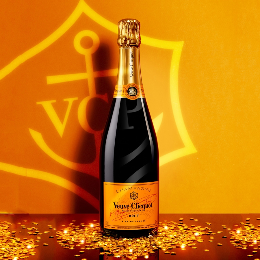 Veuve Clicquot Brut 75CL in Luxe Geschenkbox met 2 champagneglazen sfeerfoto Veuve Clicquot Brut 75CL in Luxe Geschenkbox met 2 glazen