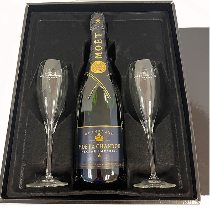 Moët & Chandon Nectar Impérial in zwarte geschenkdoos met glazen