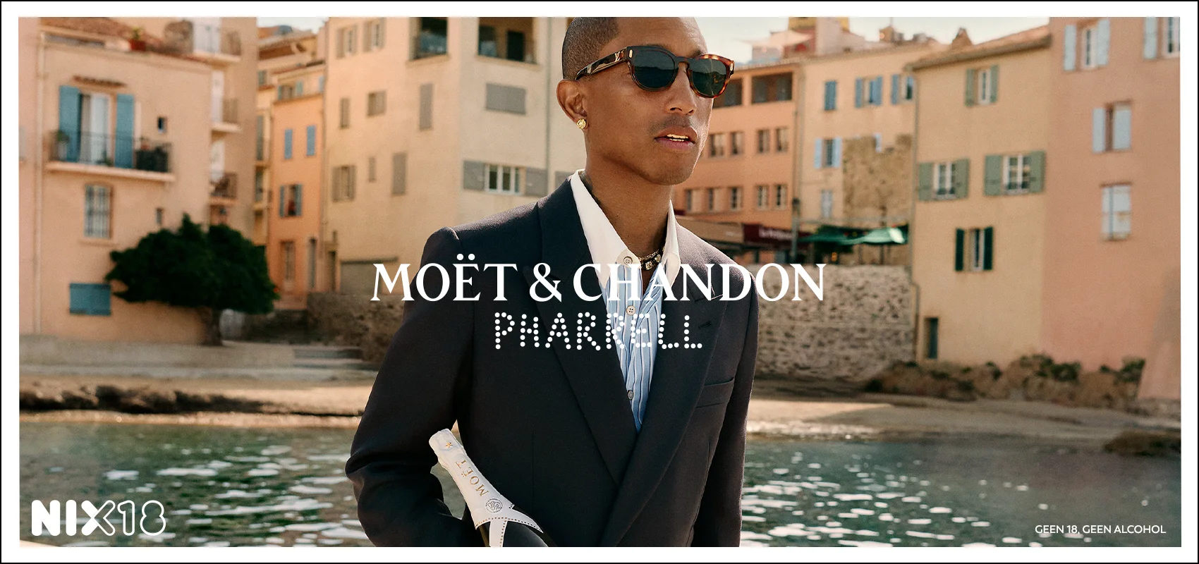 Pharrell Williams met Moët & Chandon Ice Impérial fles aan het water