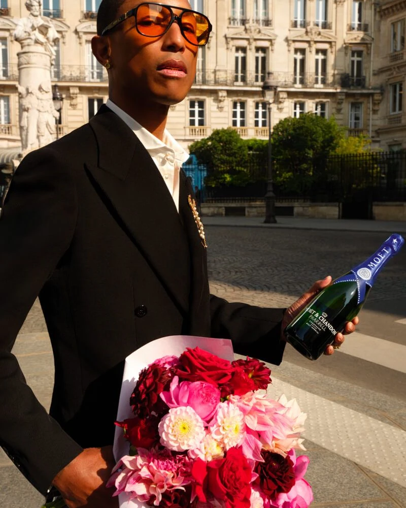 Moët & Chandon Pharrell Limited Edition champagne met luxe boeket bloemen in stadssetting