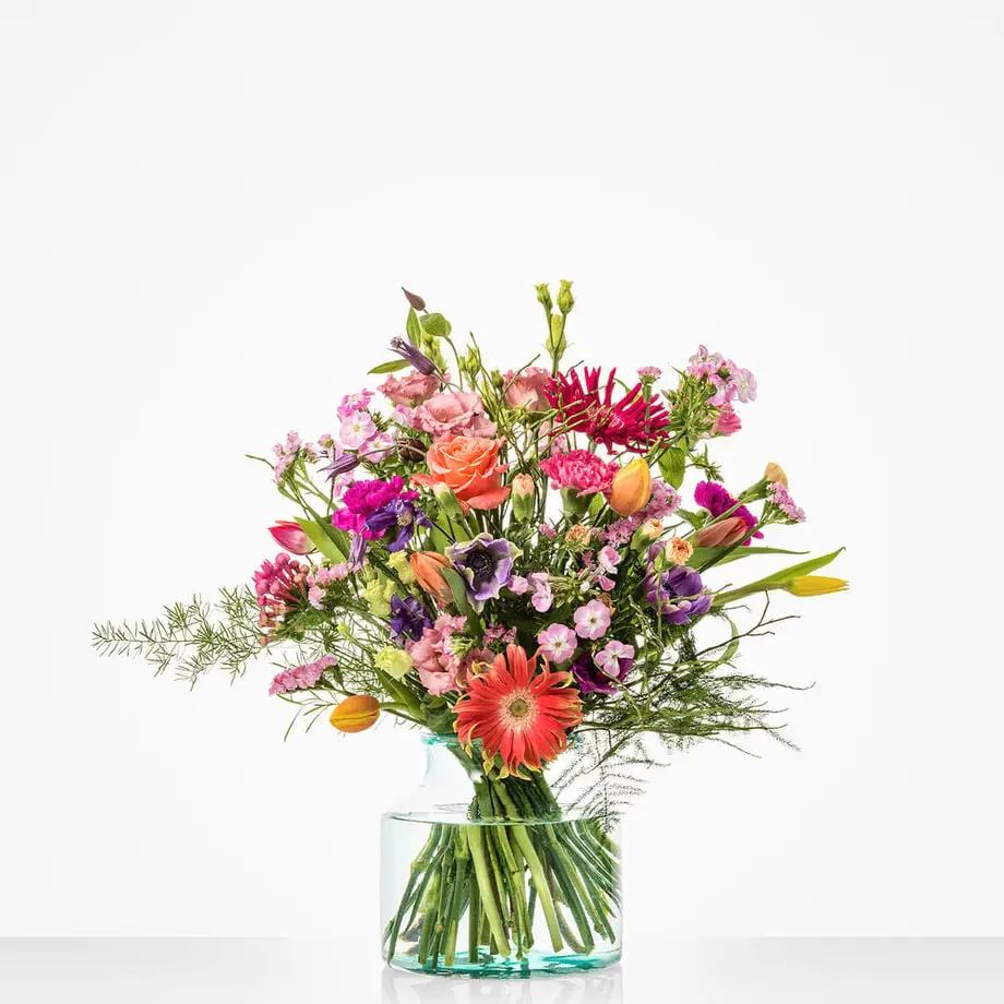 Kleurrijk plukboeket met tulpen, gerbera en rozen