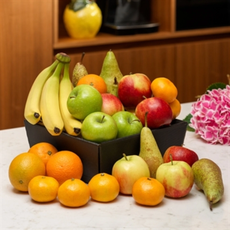 Rijke fruitmand met veel soorten vers fruit