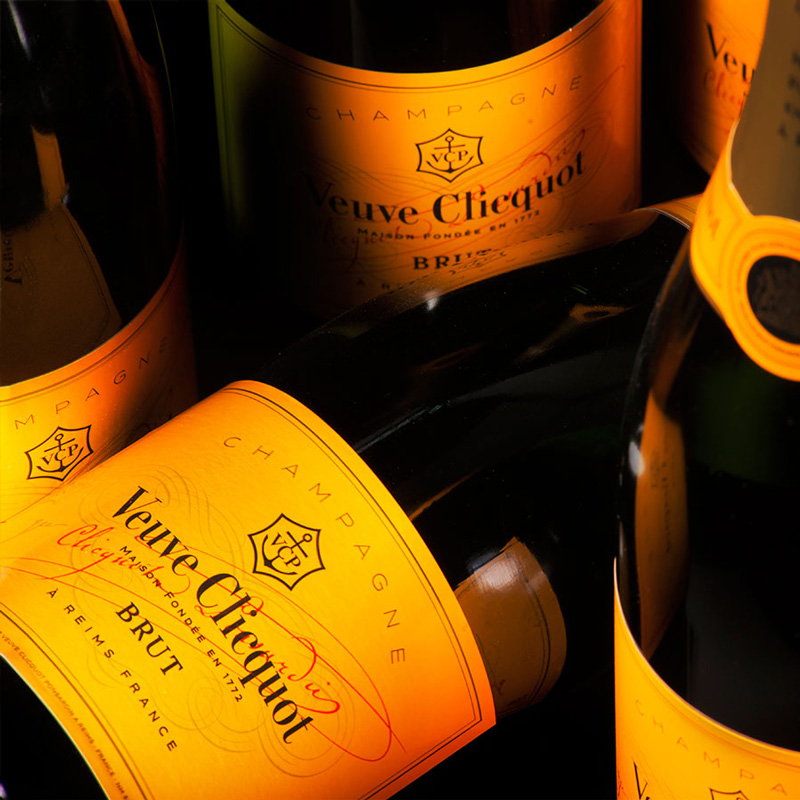 Veuve Clicquot Brut in Luxe Geschenkbox sfeerfoto Veuve Clicquot Brut 75CL in Luxe Geschenkbox met 2 glazen