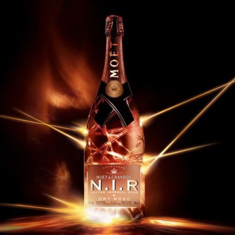 Moët & Chandon N.I.R. Nectar Impérial Rosé Dry champagnefles met verlichte rosékleurige uitvoering tegen een donkere achtergrond