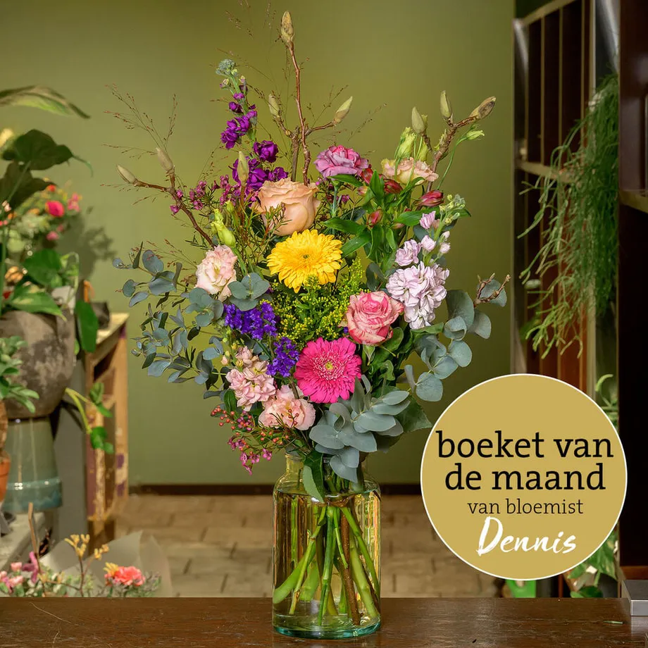 Maandboeket maart met gerbera, rozen, eucalyptus en voorjaarsbloemen in glazen vaas