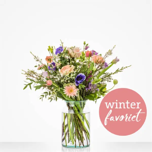 Zacht winterboeket met pastelbloemen in glazen vaas