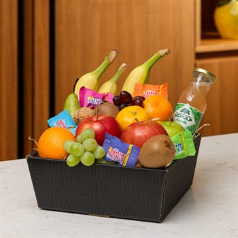 Fruitmand met chocolade en appelsap
